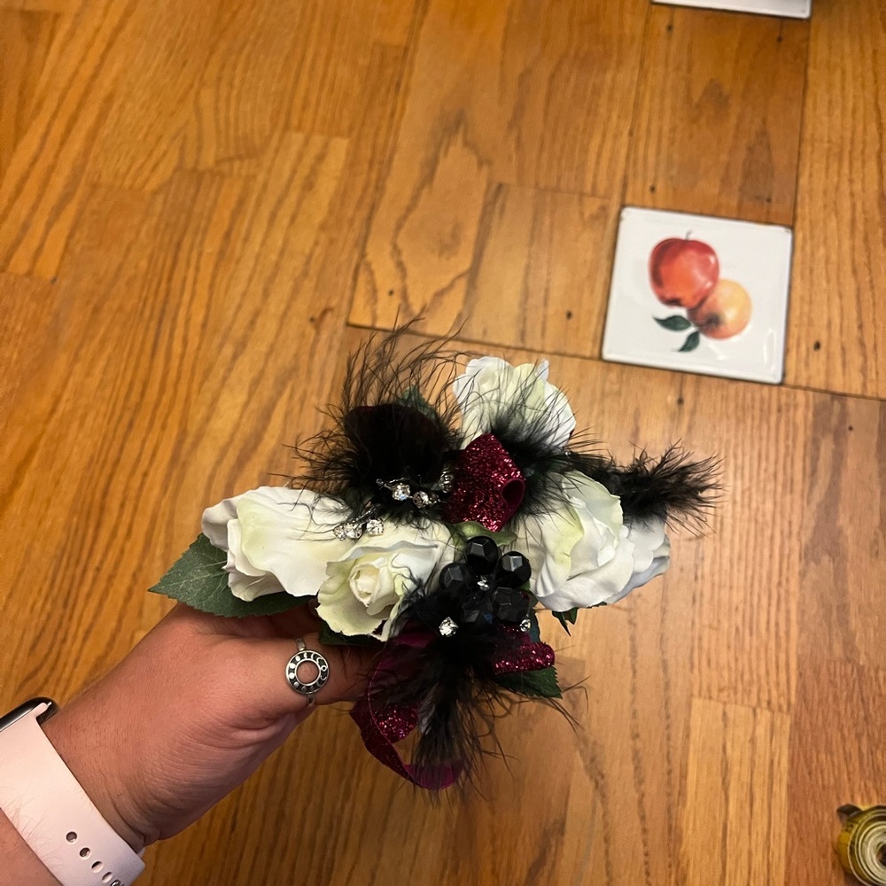 Flower/Feather Corsage - Picture 2 of 3